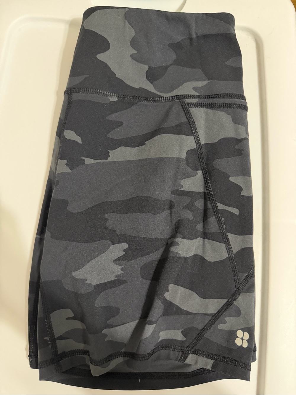 Sweaty Betty Gray Camo 6 in Power Bike Shorts
